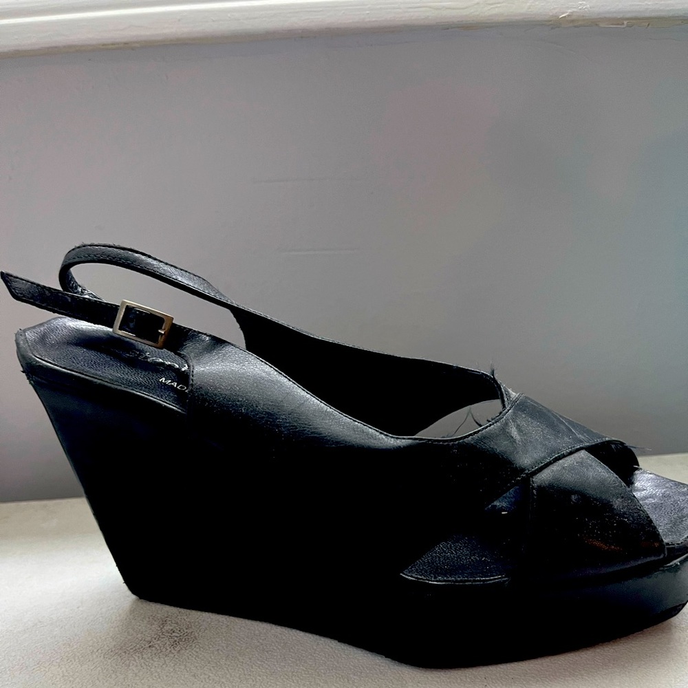 Black wedge sandle